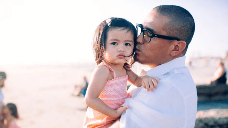 dad kissing daughter