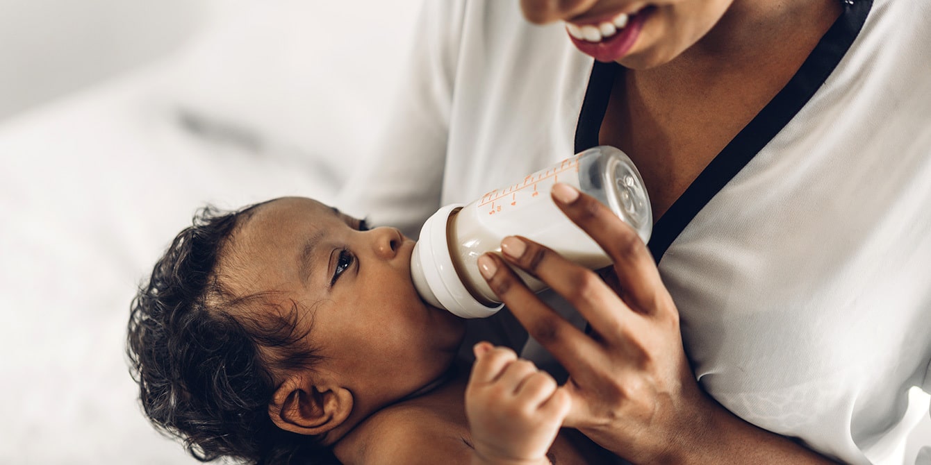 https://www.mother.ly/wp-content/uploads/2020/08/mom-feeding-bottle-of-milk-to-baby.jpg