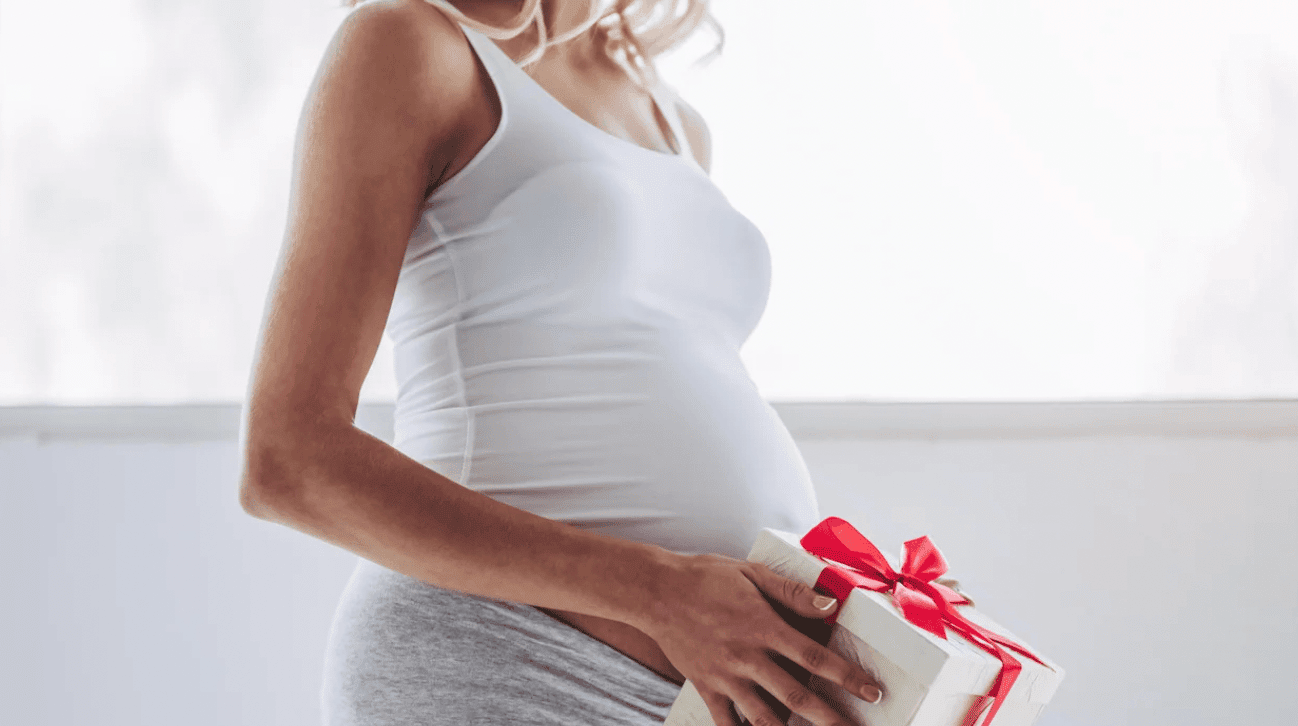 The BEST Gifts for a Pregnant Woman - YouTube