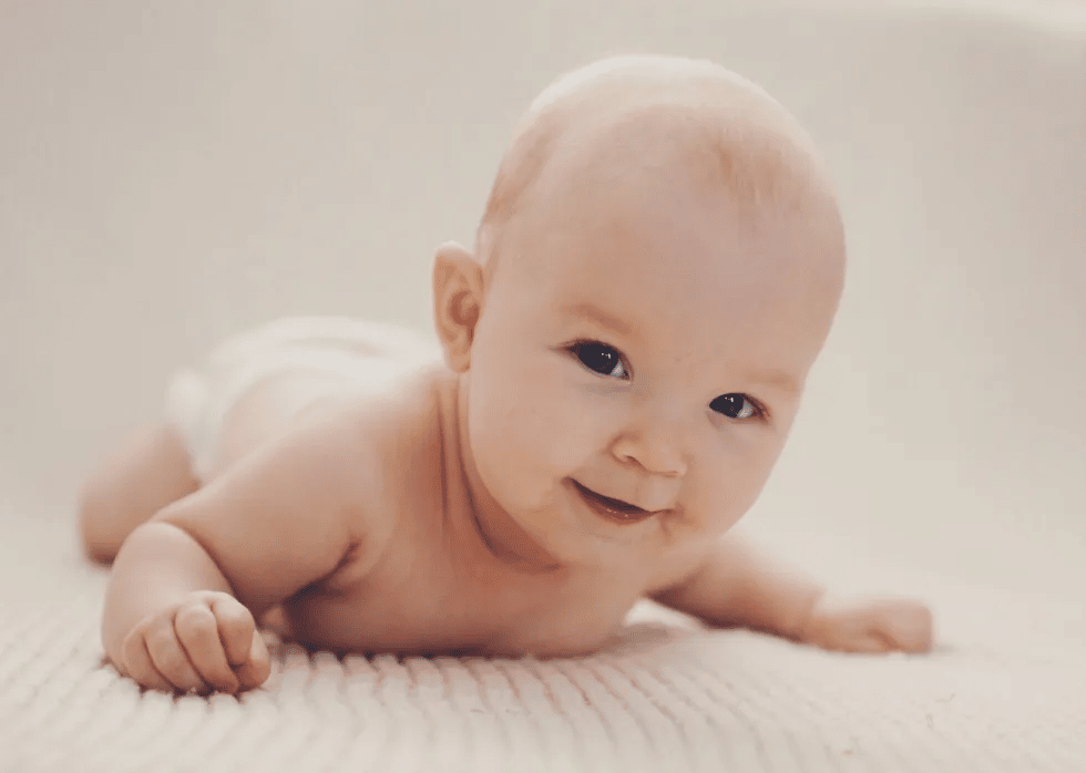 4 month old baby: Development, growth and milestones, Baby