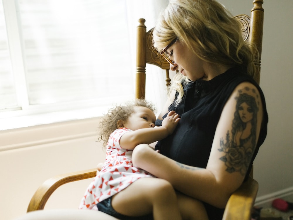 13 breastfeeding products our editors can't live without - Motherly