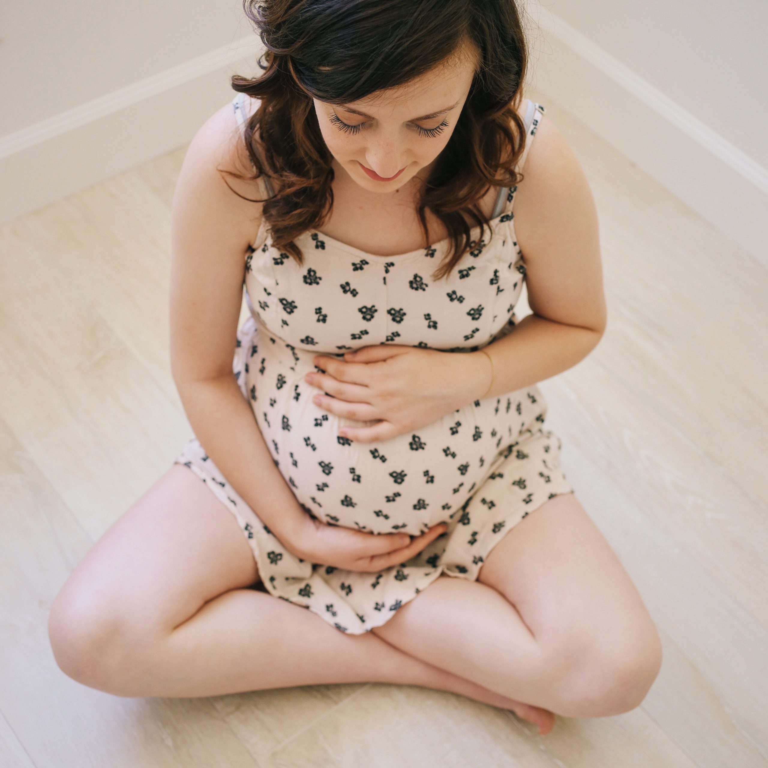 pregnant mom holding belly