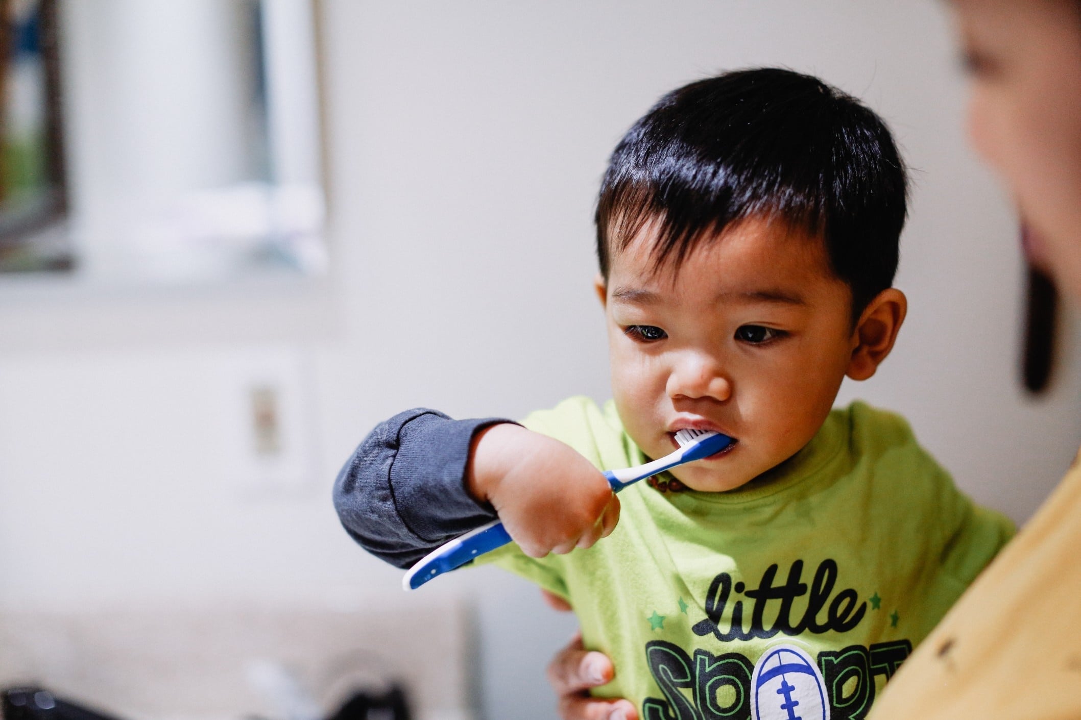 children brushing teeth