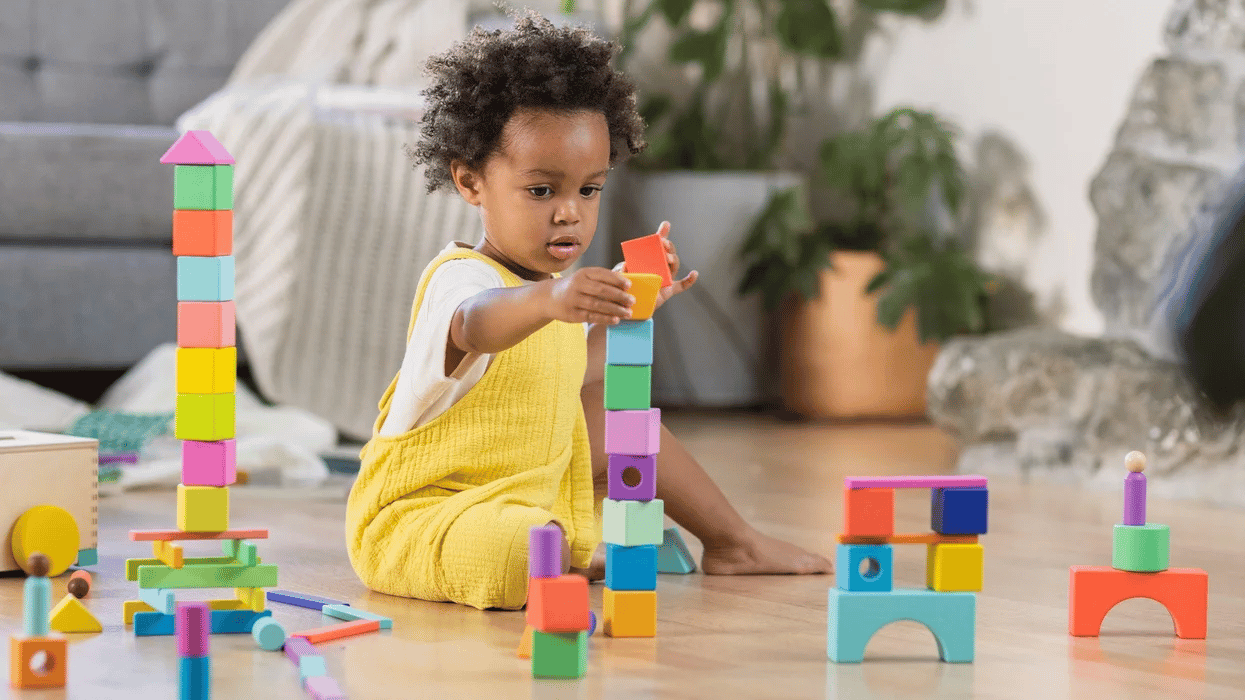 kid-playing-with-blocks