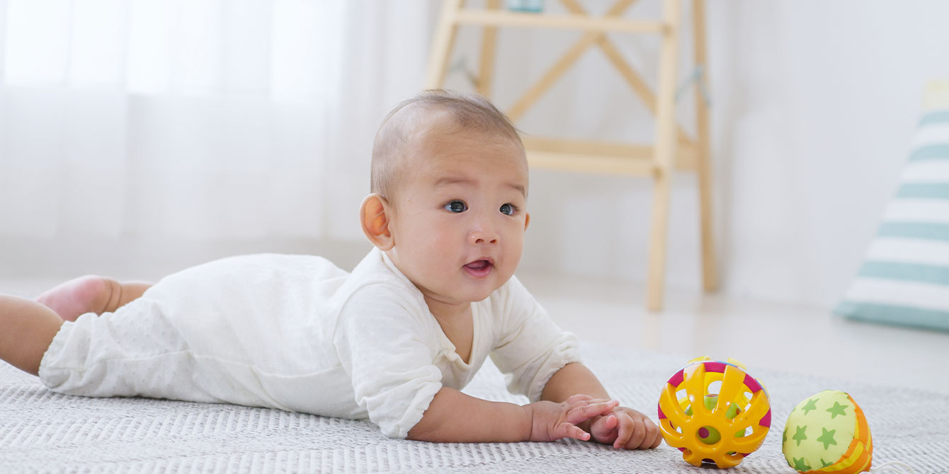 baby playing with ball on the floor - 7-month-old baby weight