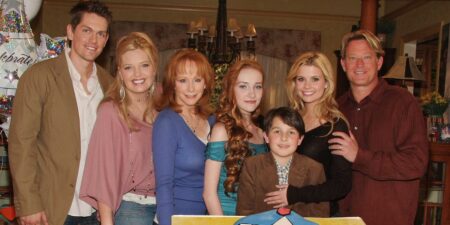 The Cast of Reba Reunites At Her Concert - Motherly