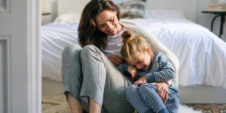 mom and young daughter at home psychologist mom phrases