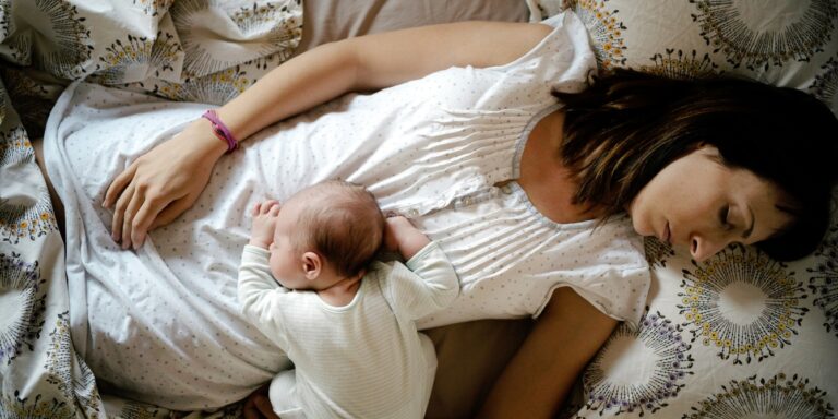 mom sleeping in bed with baby - cuarentena