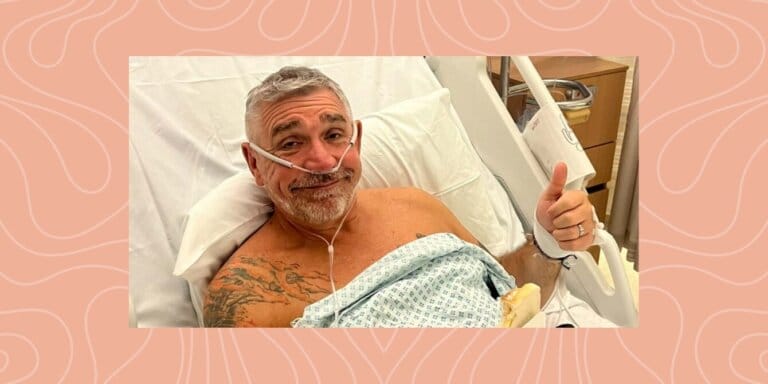 Kidney donation: A man in a hospital bed giving a thumbs up