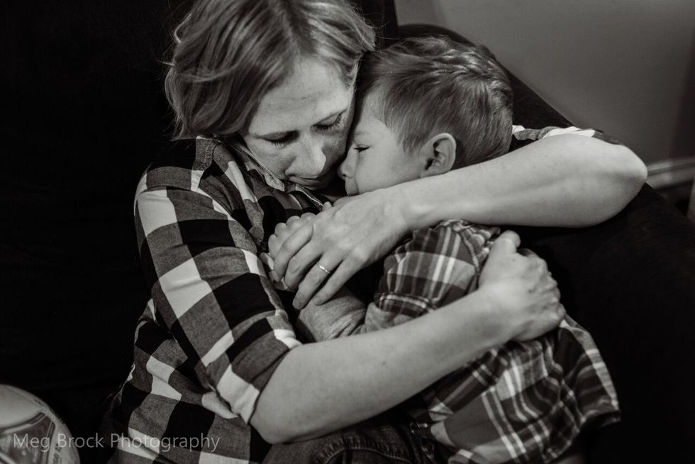 viral photos capture family grieving 1