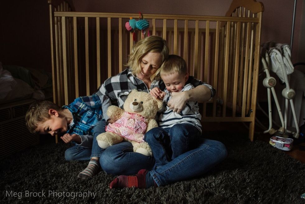 viral photos capture family grieving 2